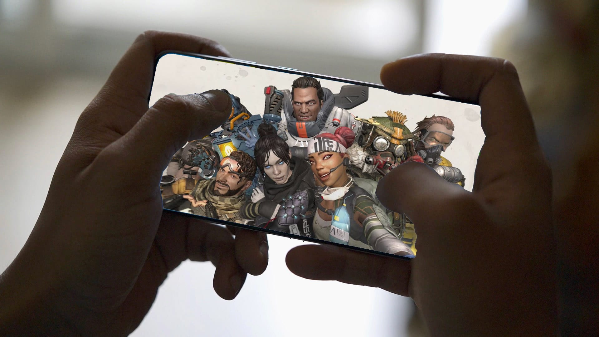 Apex Legends Mobile held in a players' hands
