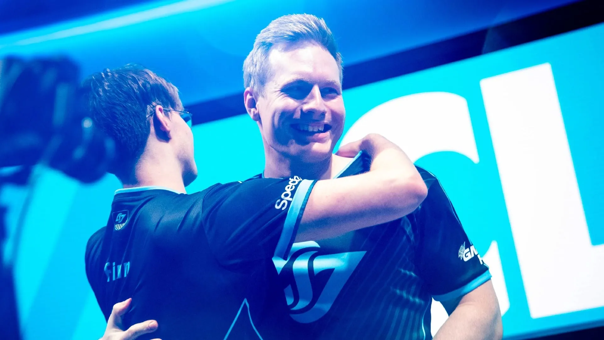 CLG's Broxah hugs Finn after going undefeated in Week 3 of LCS.