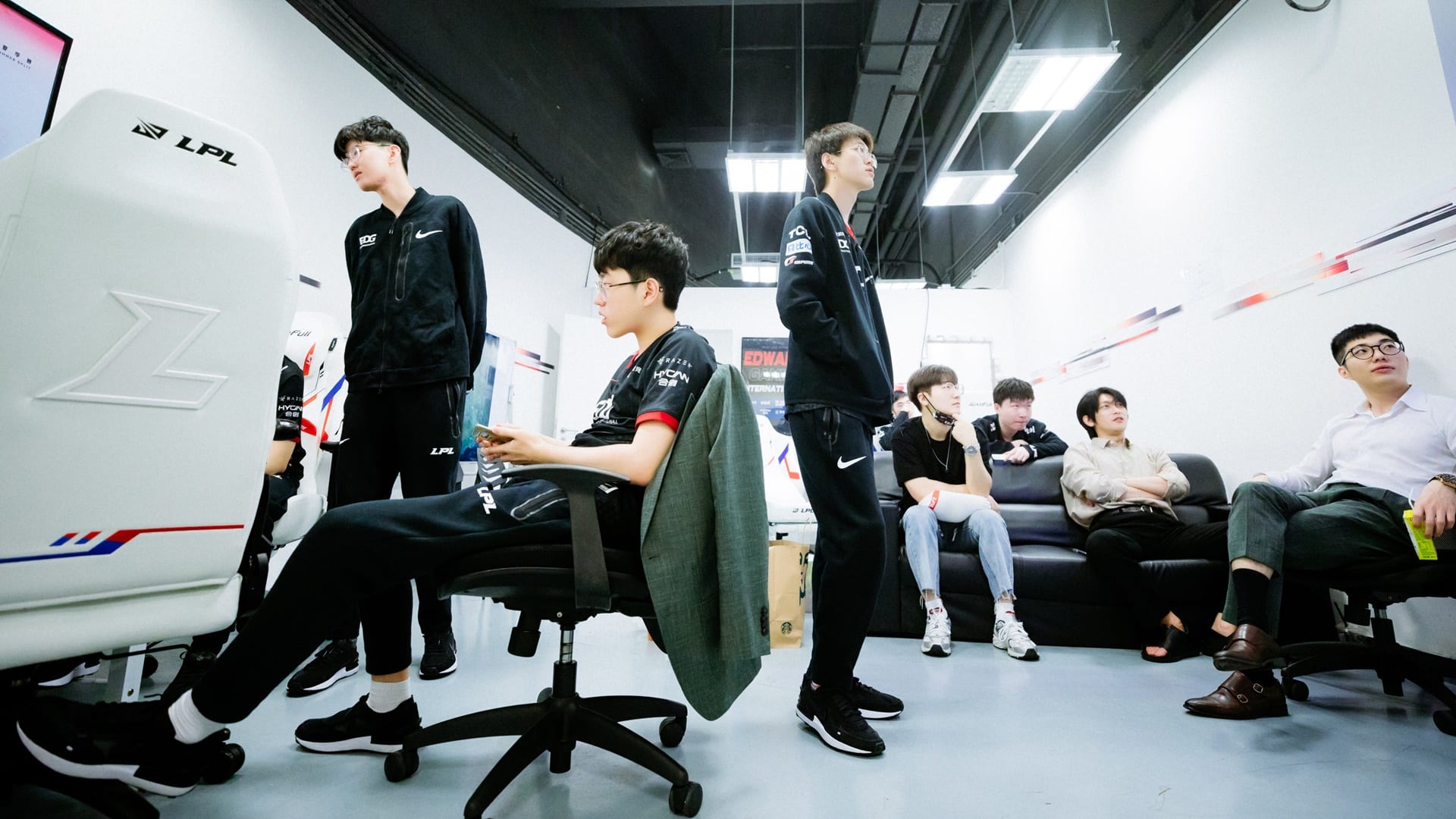 Edward Gaming remain at the top of our LoL power rankings