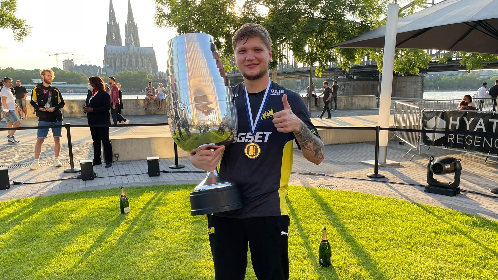 Na'Vi's s1mple raises IEM Cologne trophy after victory against G2 Esports.