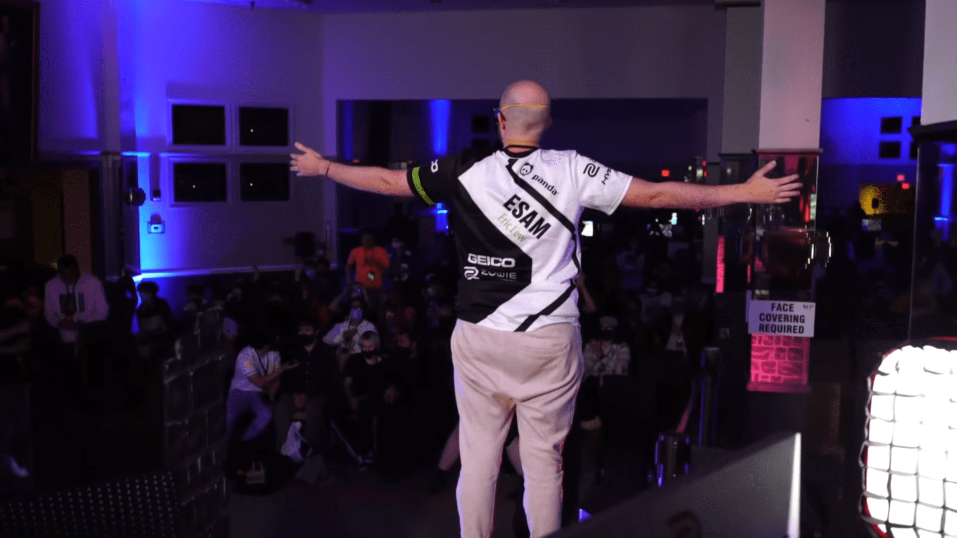 ESAM celebrates after winning Glitch 8.5 over MkLeo.