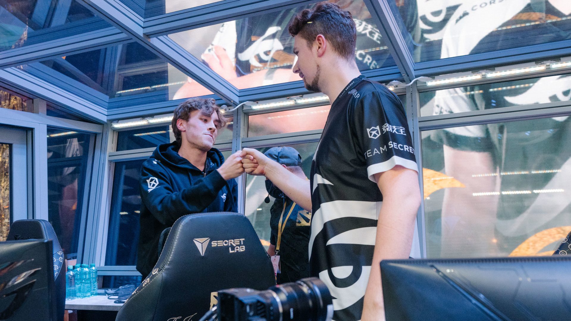 team secret fistbump