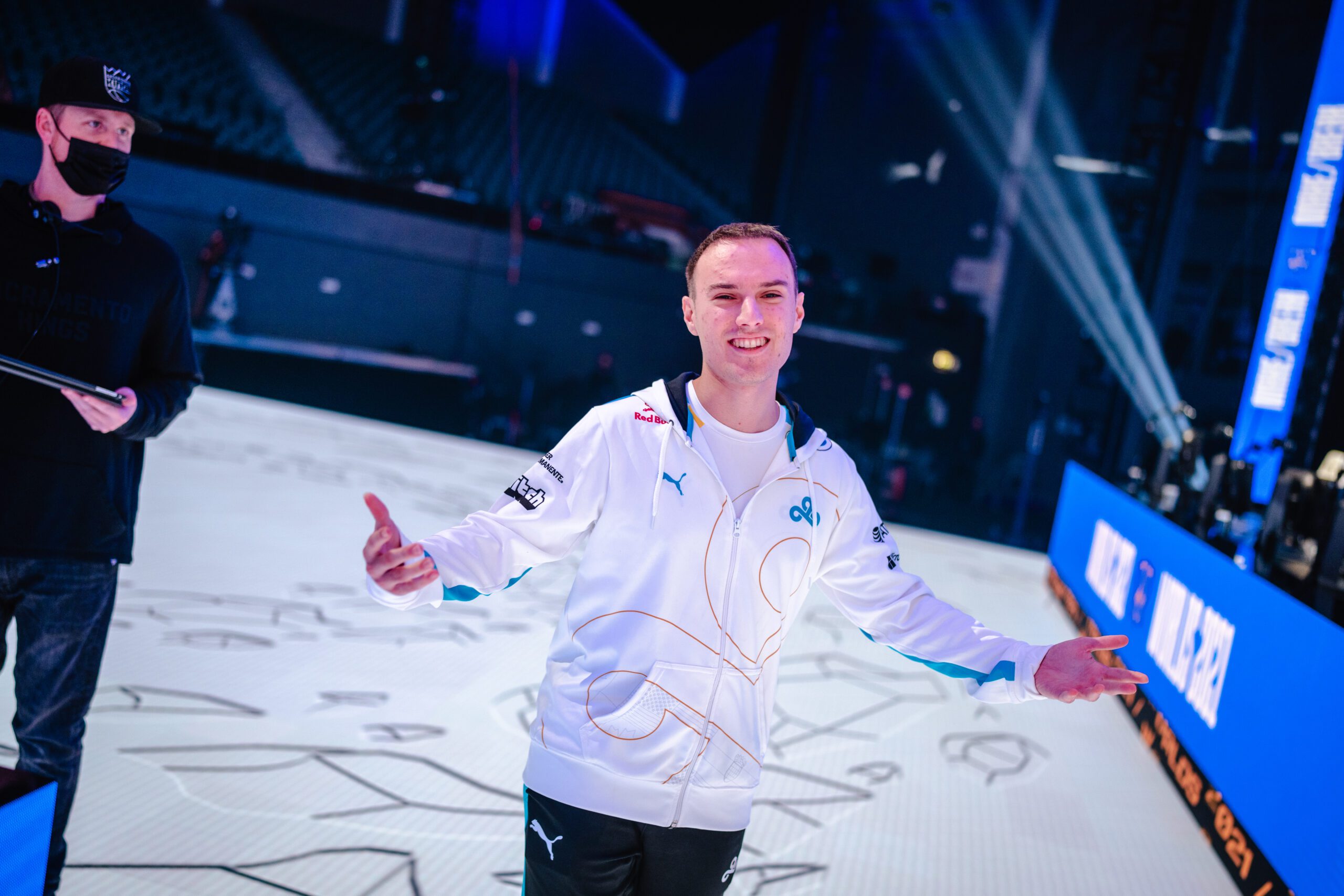 Perkz stands proudly on the Worlds 2021 stage