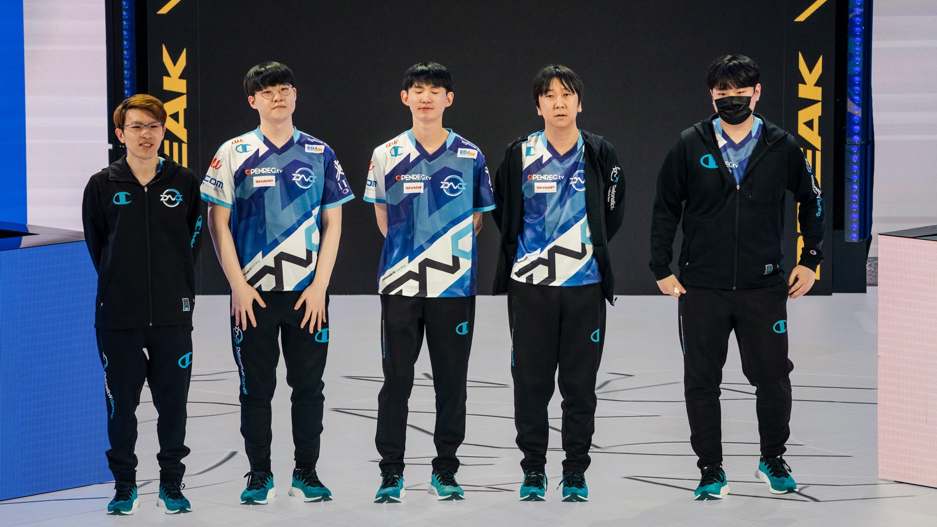 DFM team photo Five w's