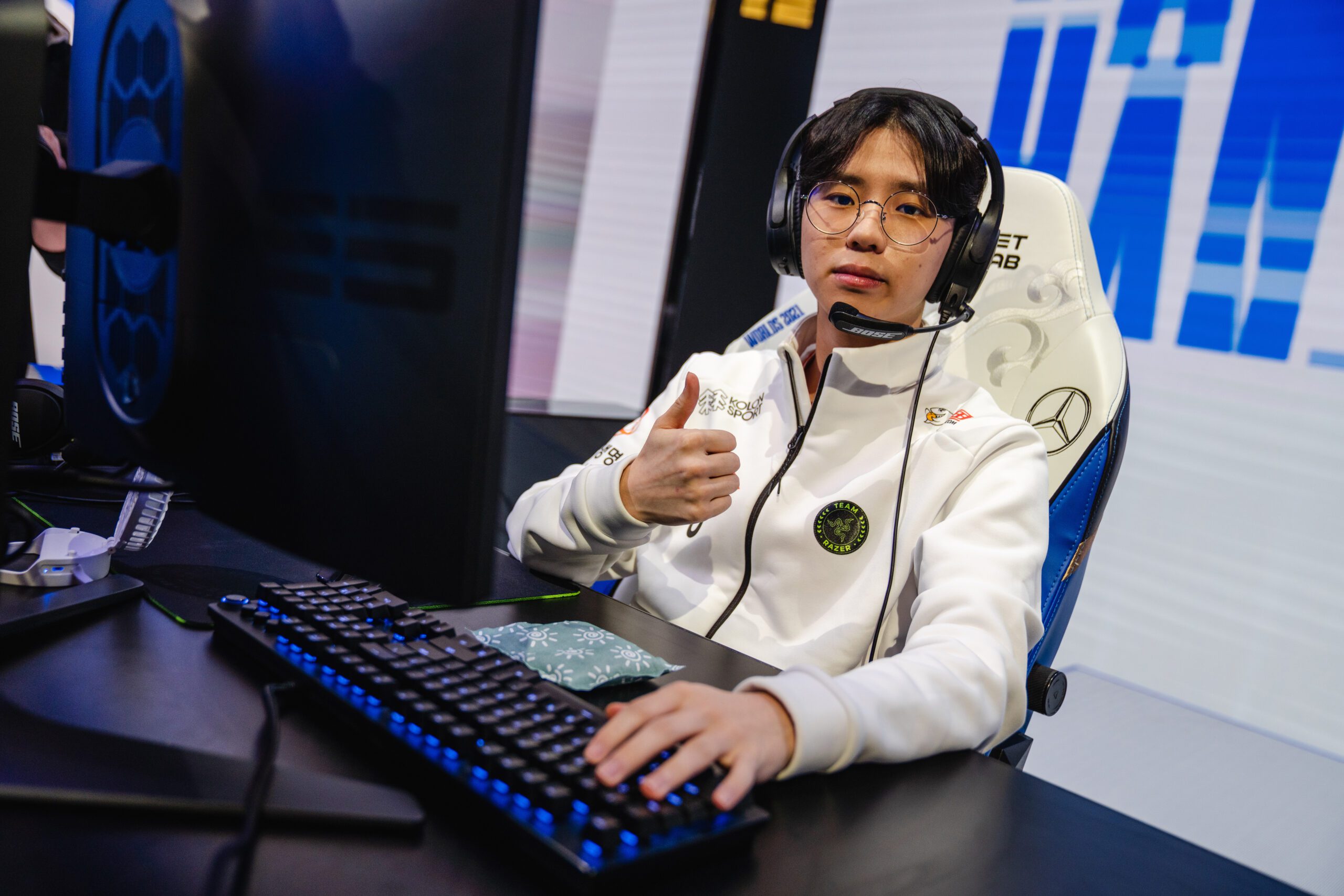 Morgan gives a thumbs up at Worlds 2021