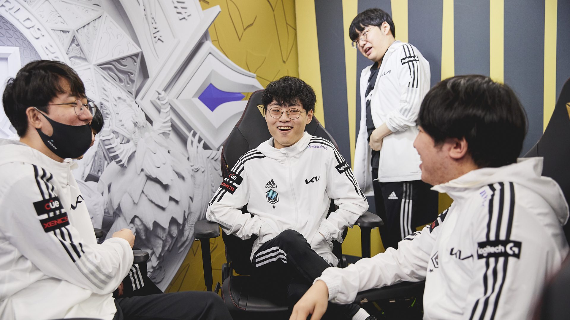 DWG KIA are favorites to win Worlds 2021.
