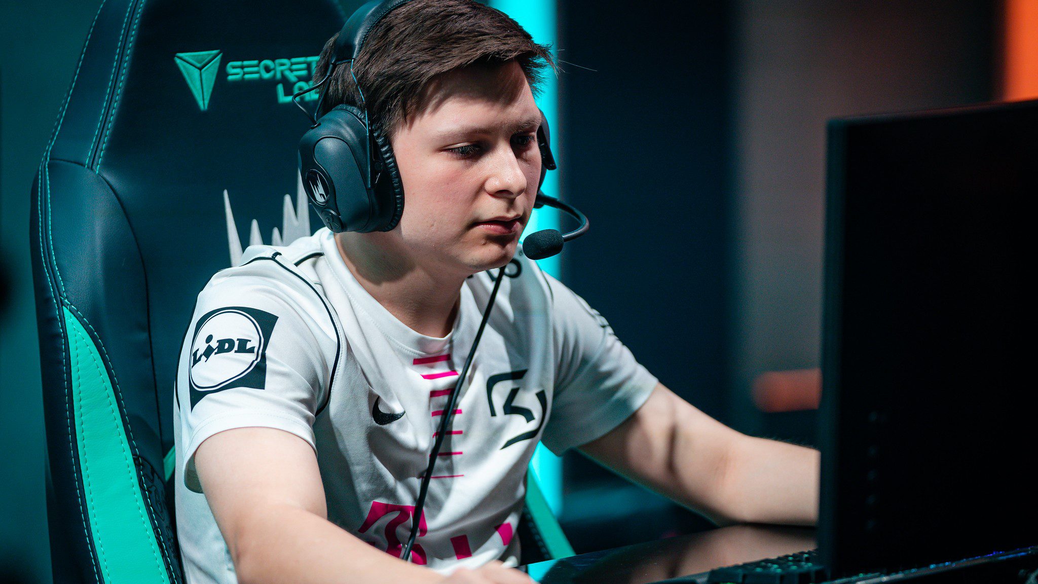 Lilipp playing on the LEC stage for Sk Gaming