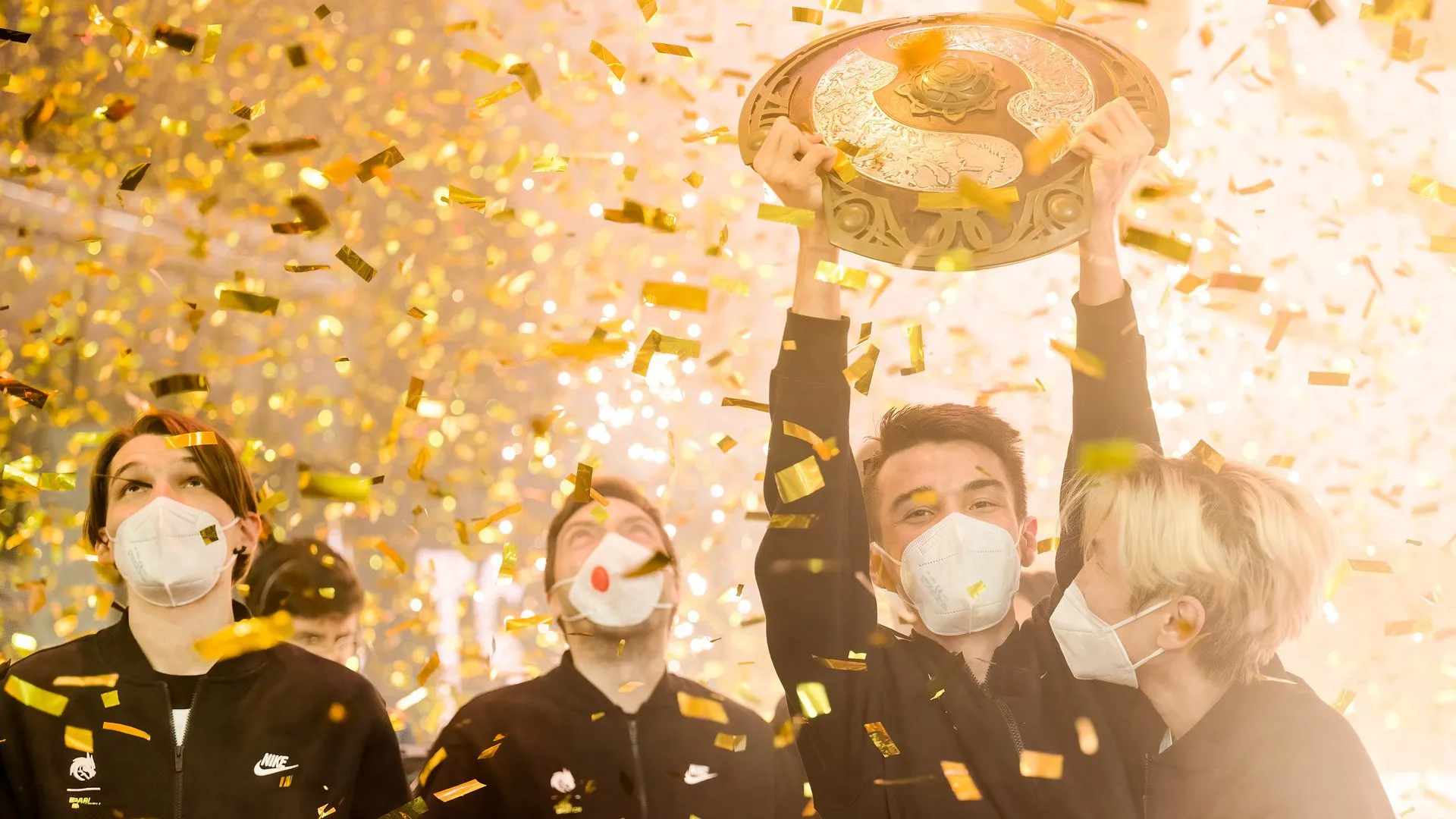 Team Spirit lift the aegis at The International 10