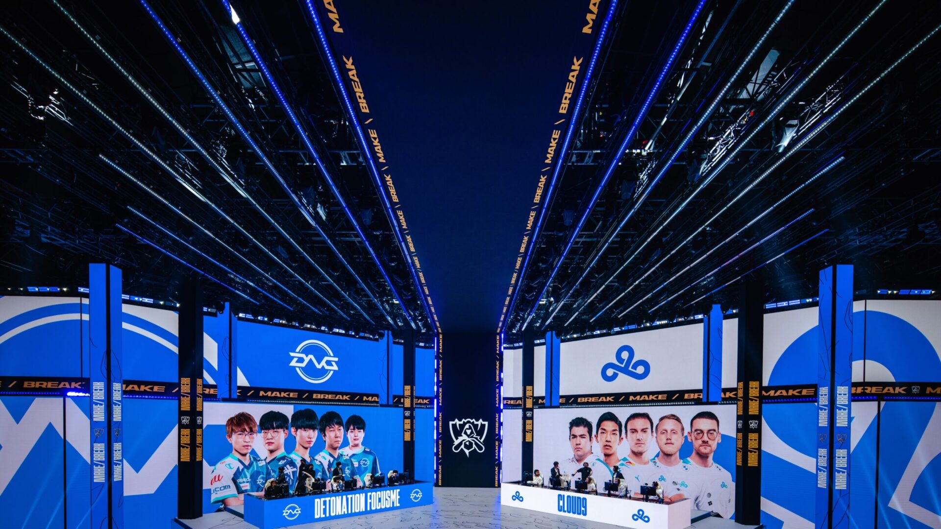 The Worlds 2021 stage with Cloud9 facing off against DentonatioN Focus Me