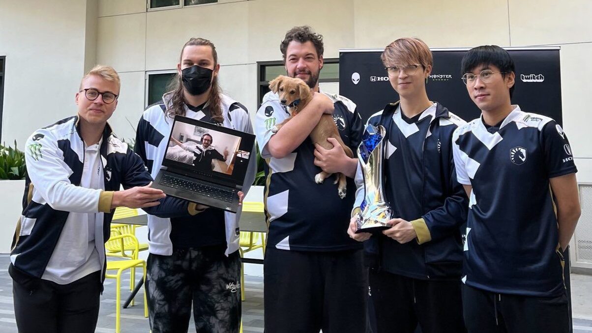 Guilhoto and Team Liquid holding the Lock In trophy