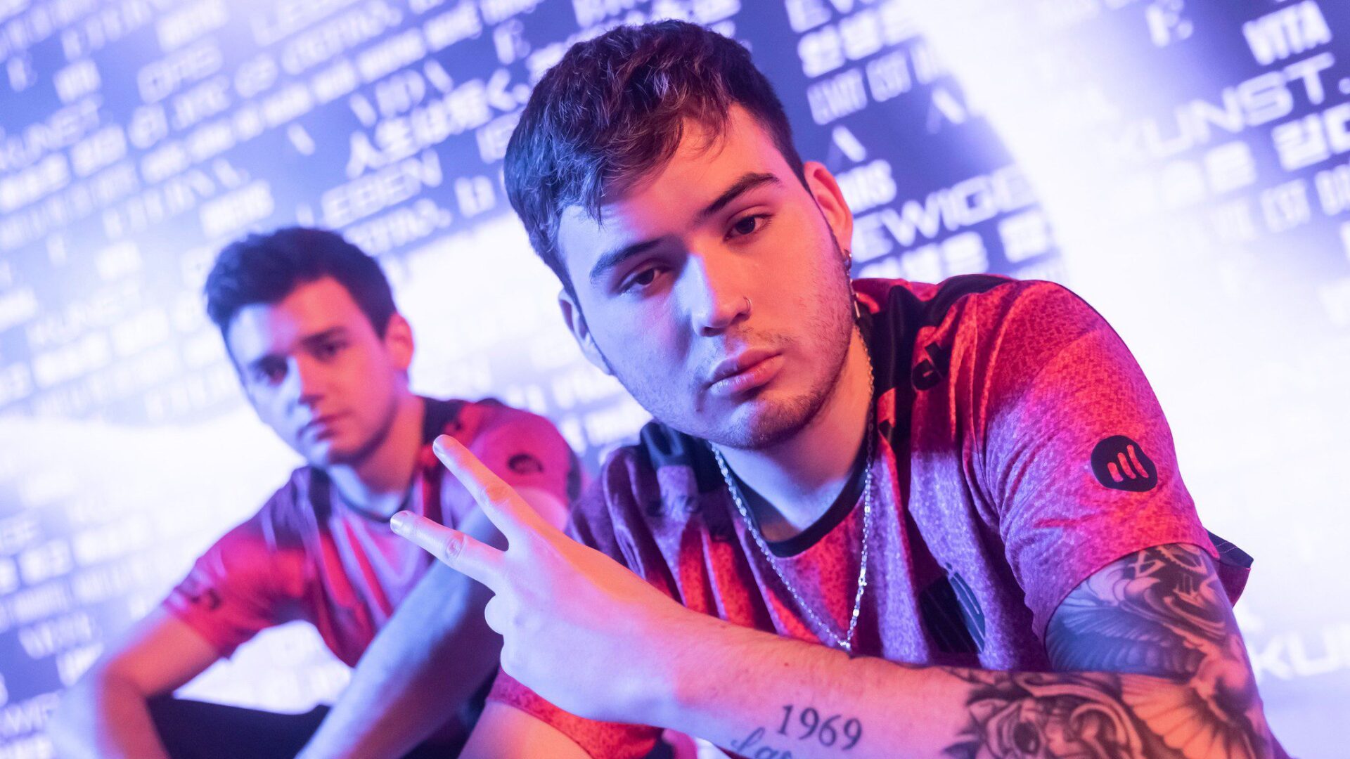 KRÜ Esports keznit flashes a peace sign at the camera