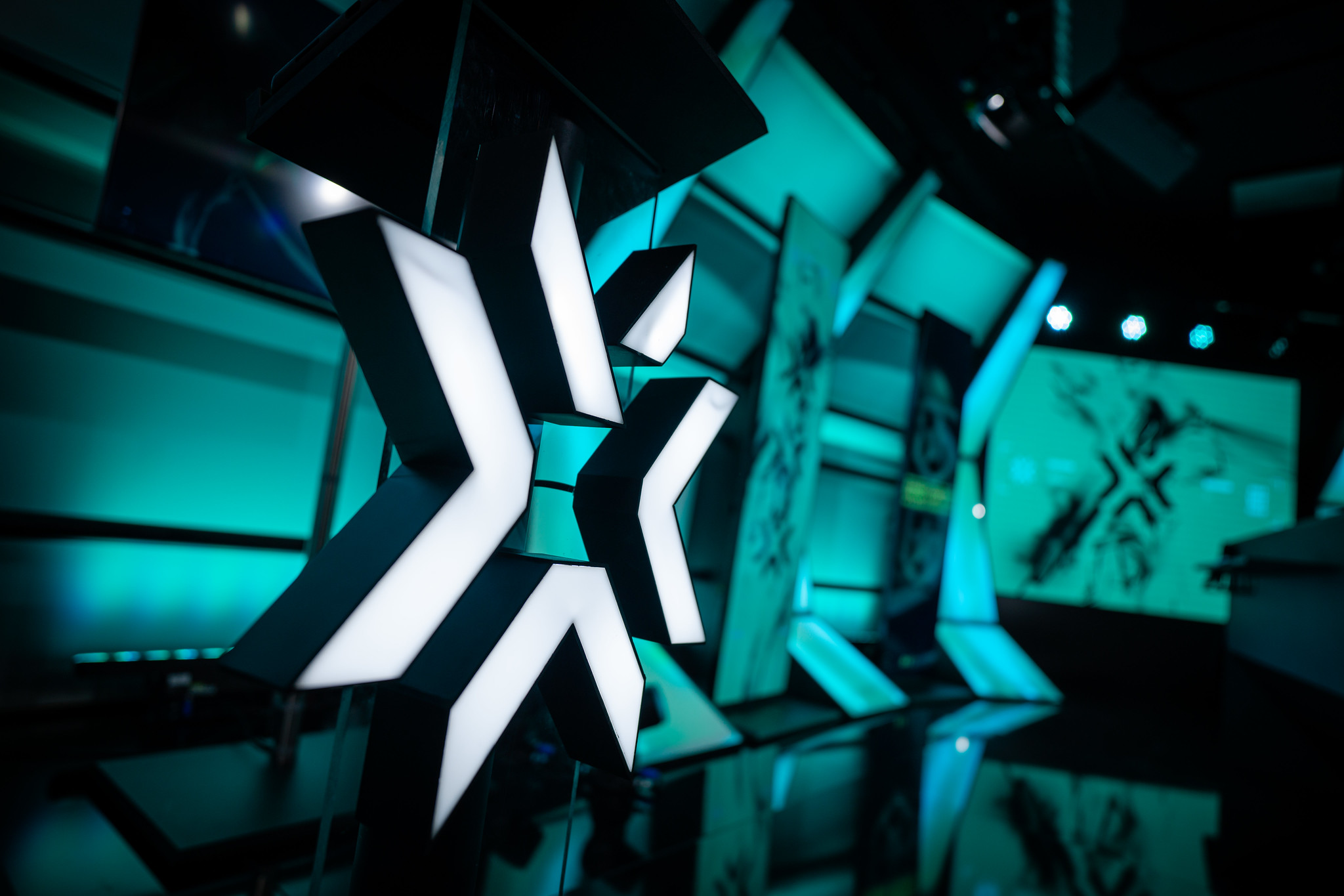 EMEA VCT studio in which the analyst break down plays like from NAVI