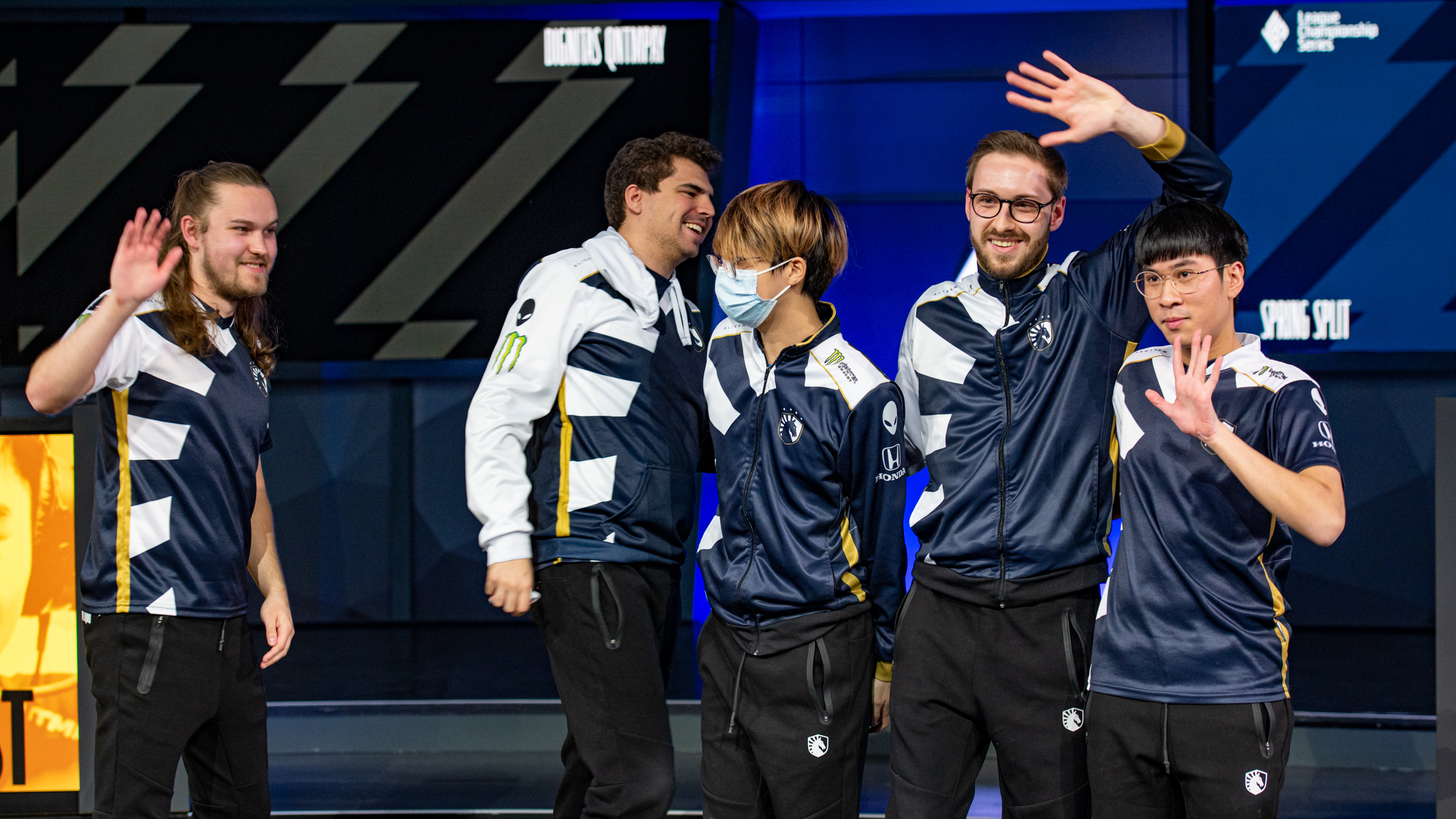 Team Liquid Eyla with his teammates during his substitution 