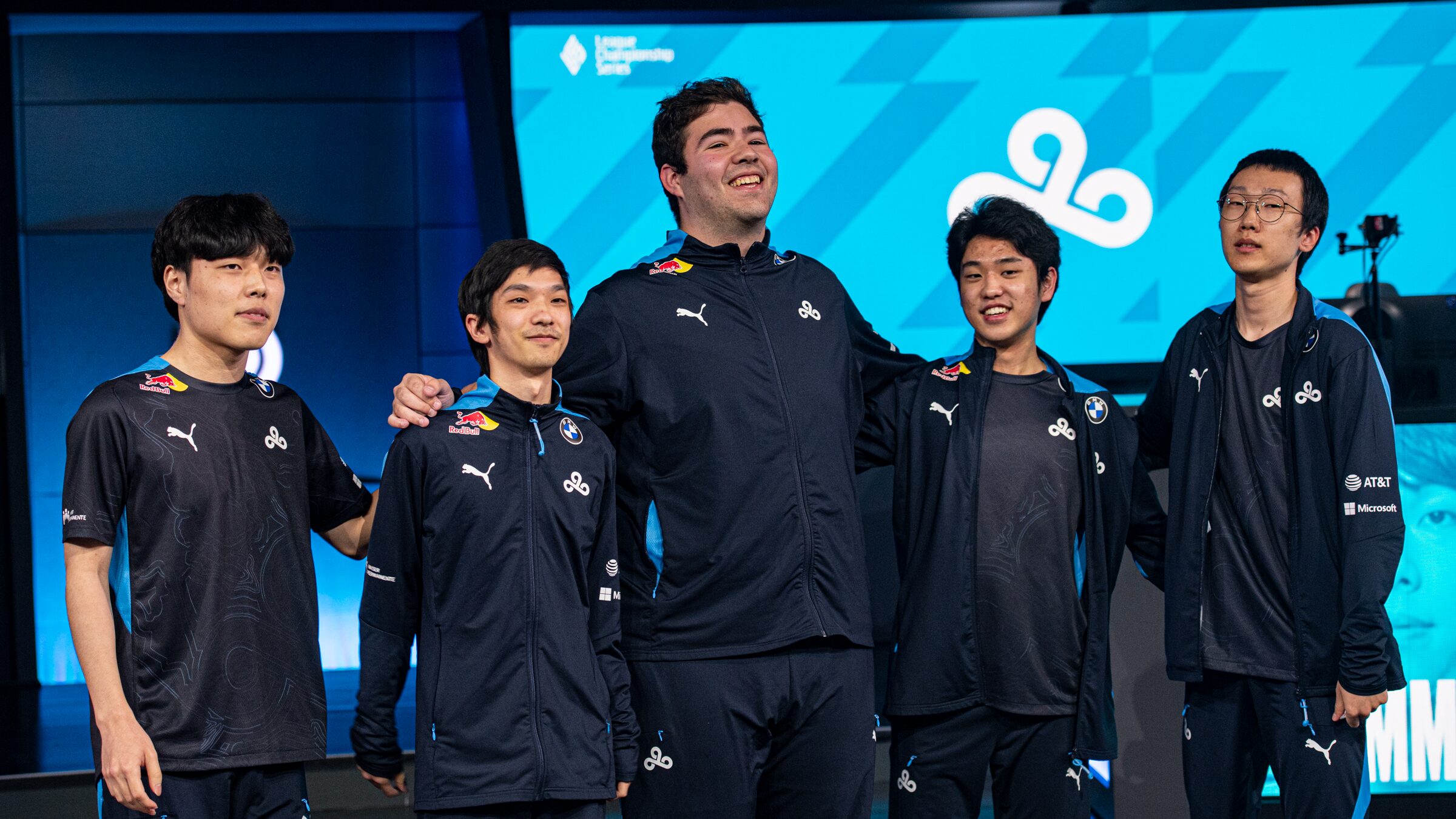 Cloud9 bowing after a win