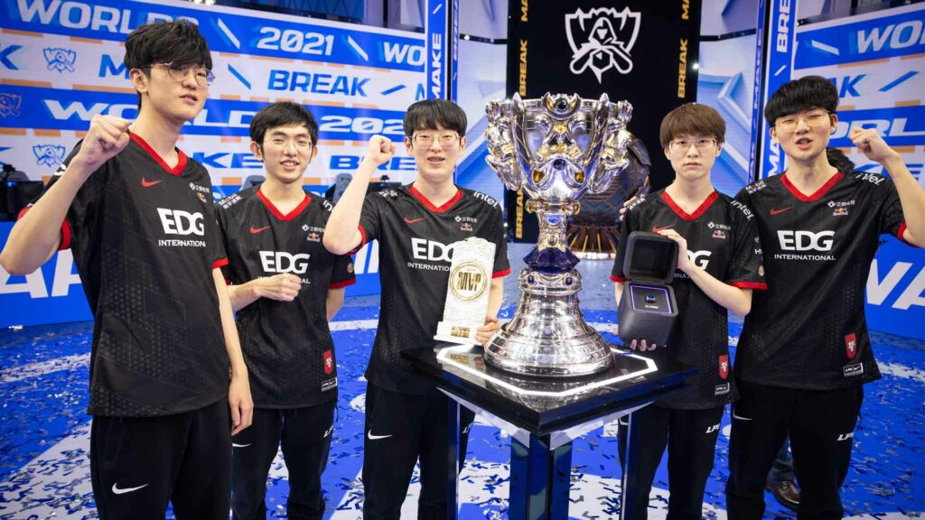 EDG with the Worlds 2021 trophy