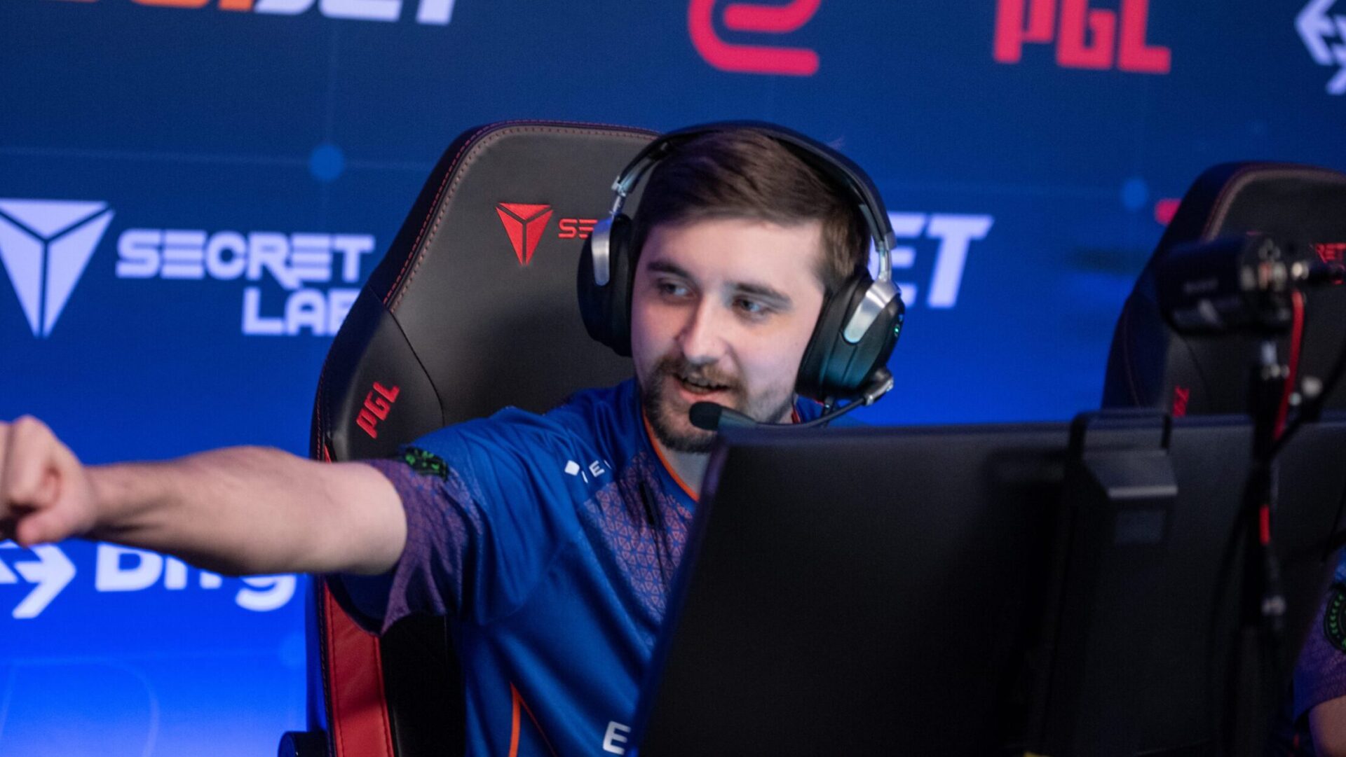 PGL HooXi fist bumping