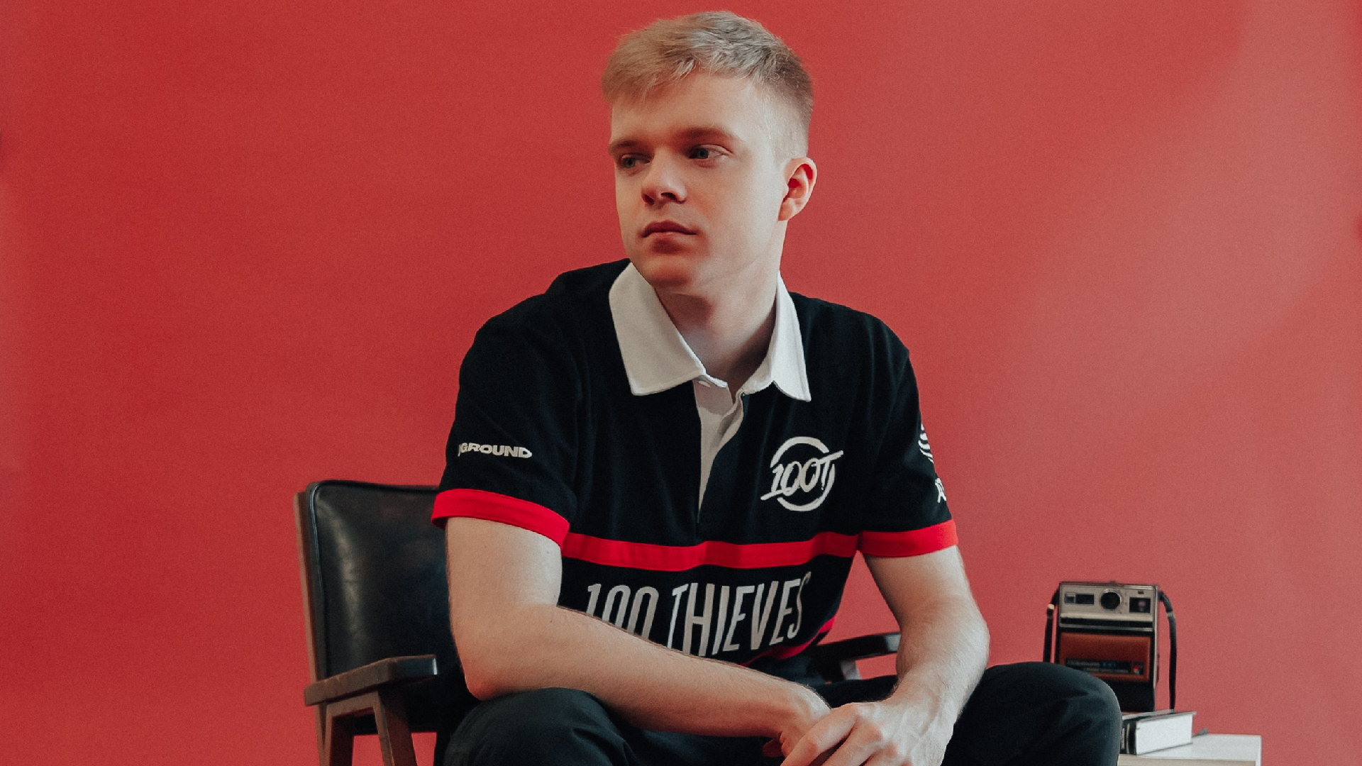 ec1s posing in a 100 Thieves jersey