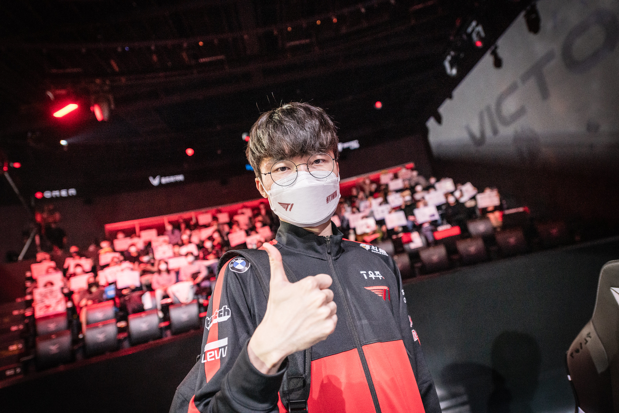 T1's Faker giving the thumbs up