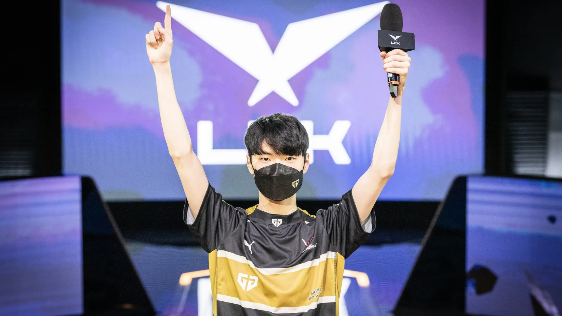 Jeong "Chovy" Ji-hoon celebrates Gen.G's win over DWG KIA