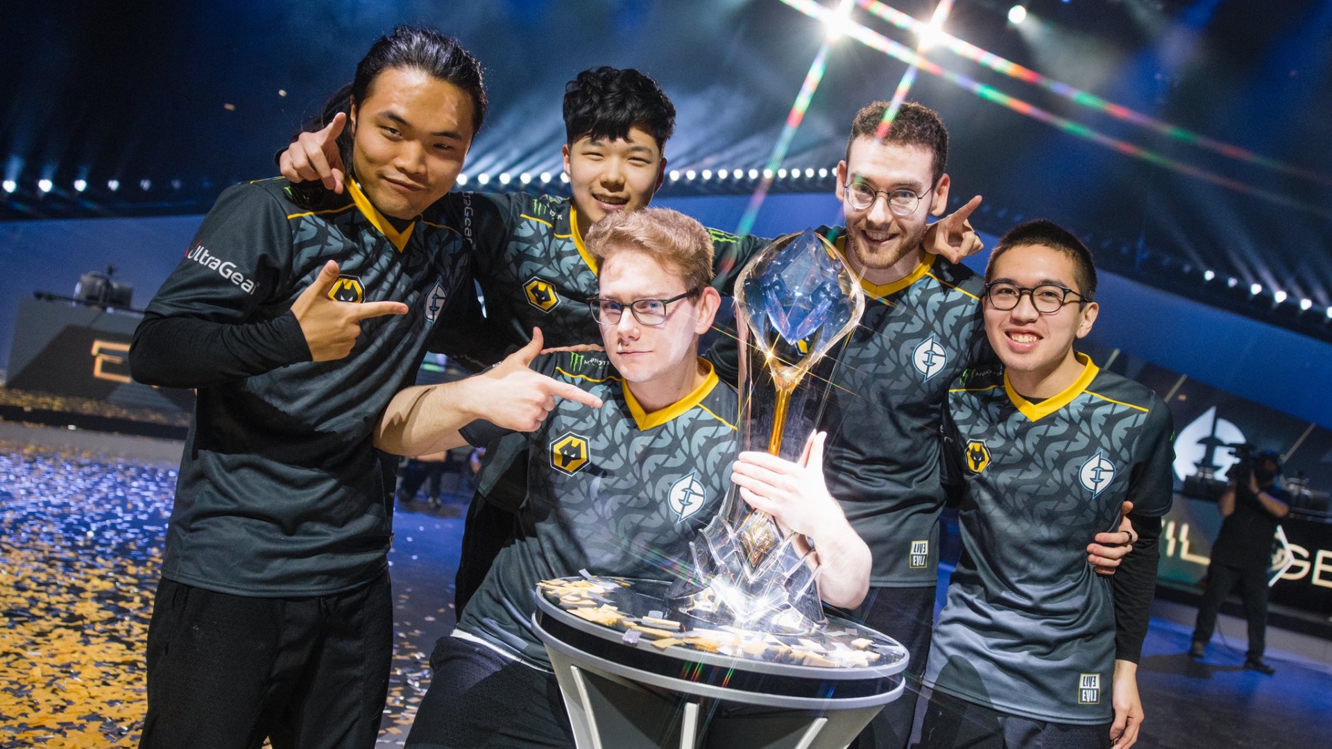 Evil Geniuses raise LCS trophy