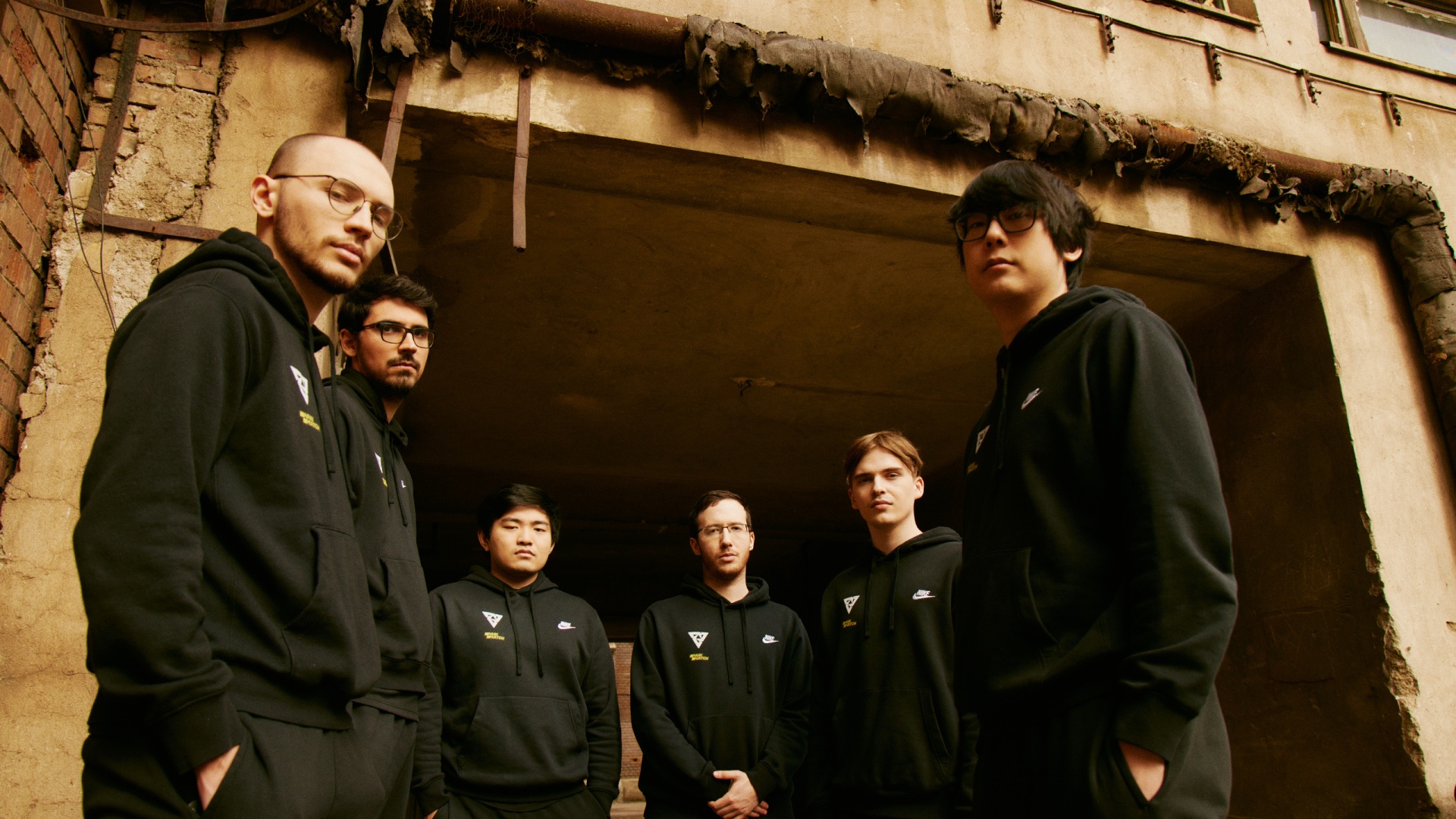 Tundra Esports photoshoot with all players and coach