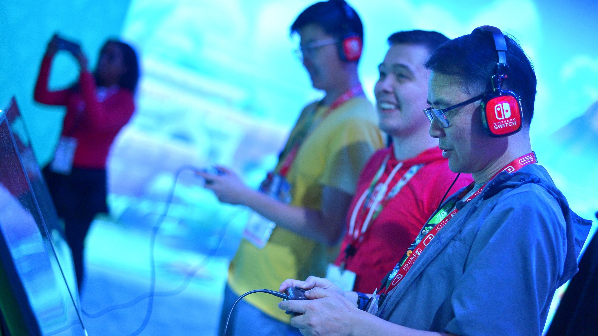 Attendees try a Nintendo game at a previous offline E3. E3 2023 will return offline next June.