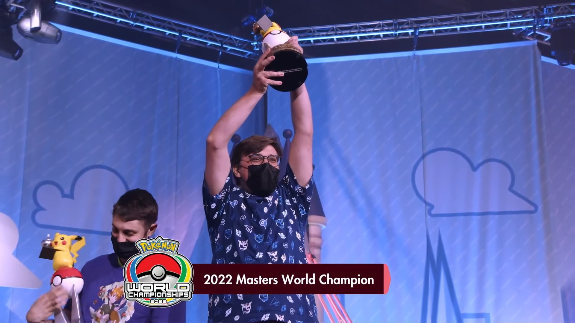 EmbC holds up his trophy after winning the 2022 Pokémon VGC Worlds