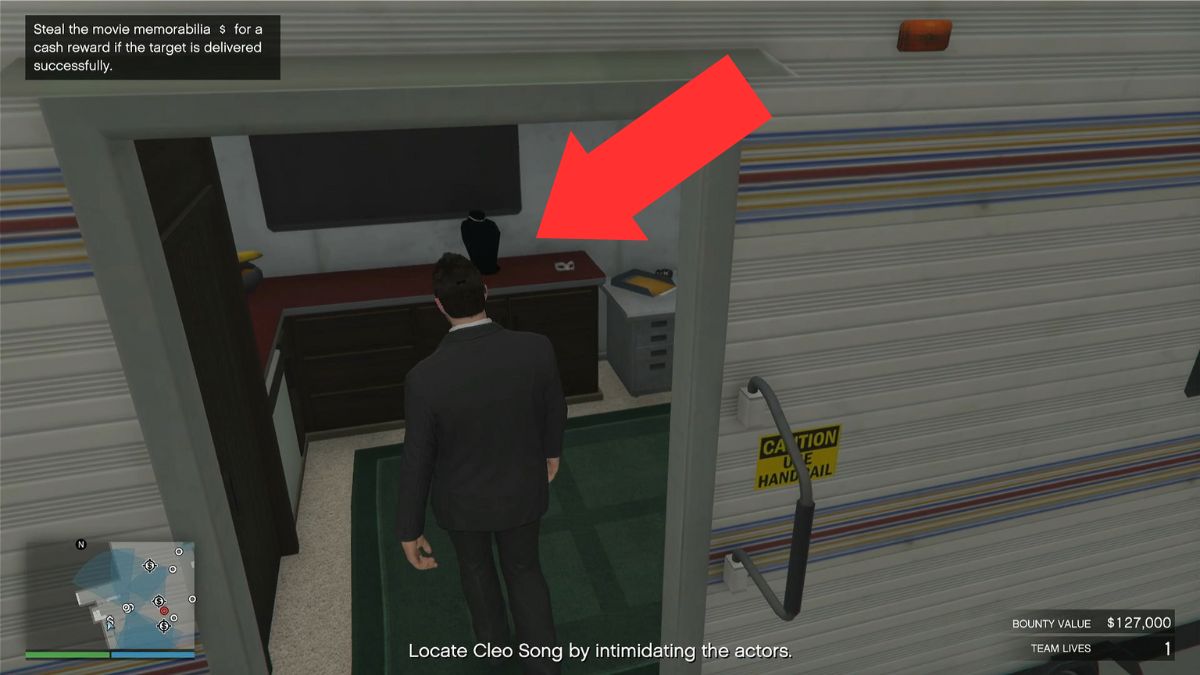 An arrow shows the location of the movie memorabilia in the Cleo Song bounty mission in GTA Online. 