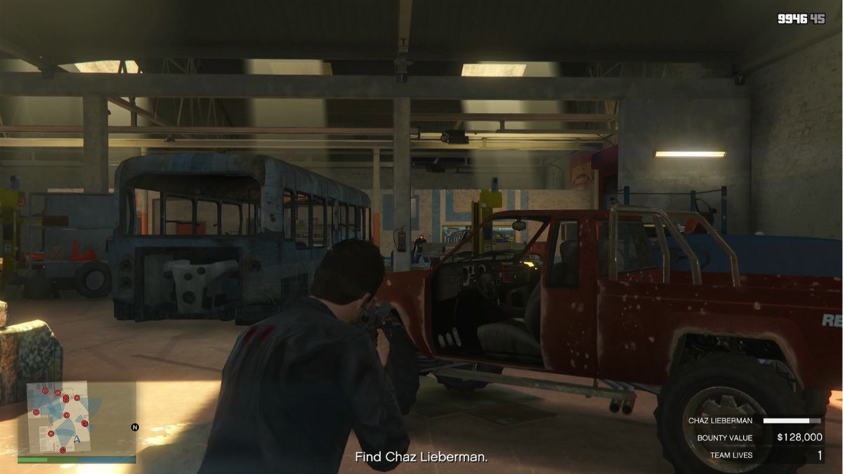 A warehouse filled with enemies from the Chaz Lieberman bounty mission in GTA Online.