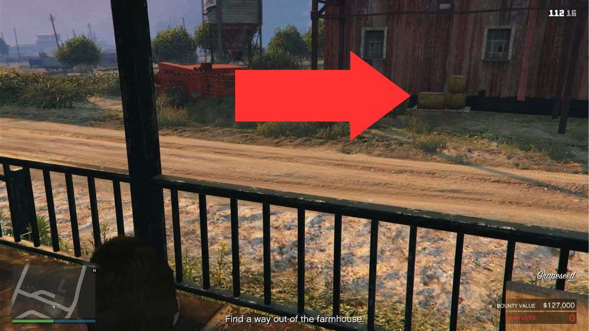 An arrow showing the location of the player's weapons in the Leroy O'Neil bounty mission in GTA Online. 