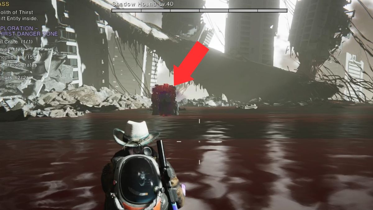 A player runs towards a portal in the Shadow Hound bossfight, while the portal is highlighted by an arrow for reader guidance. 