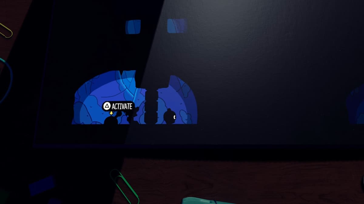 Los personajes en silueta se acercan a un punto de activación dentro de una cueva con poca luz en The Plucky Squire.