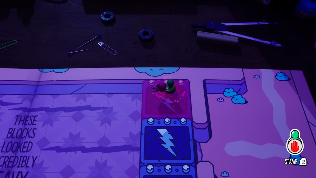 Un personnage tamponnant un bloc lourd avec un tampon dans The Plucky Squire. La scène se déroule dans un environnement de livre coloré.