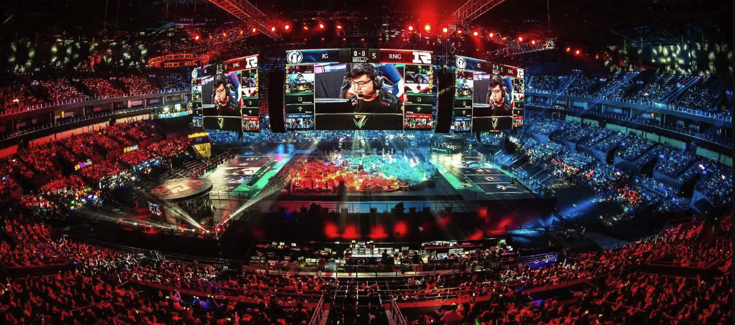E-sportarena med tusenvis av tilskuere rundt scenen under en League of Legends-kamp