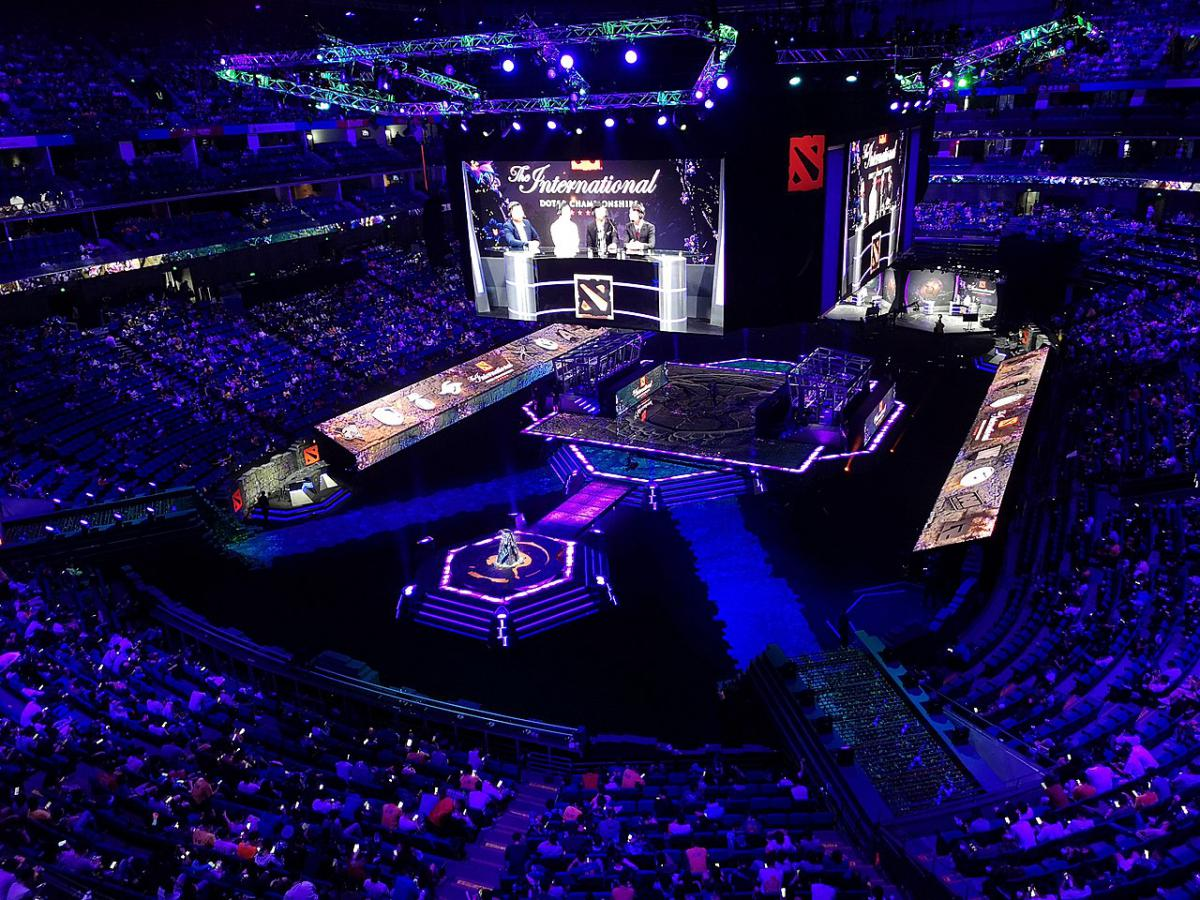 Dota 2-fans følger The International fra tribunene i en stor innendørs esportarena